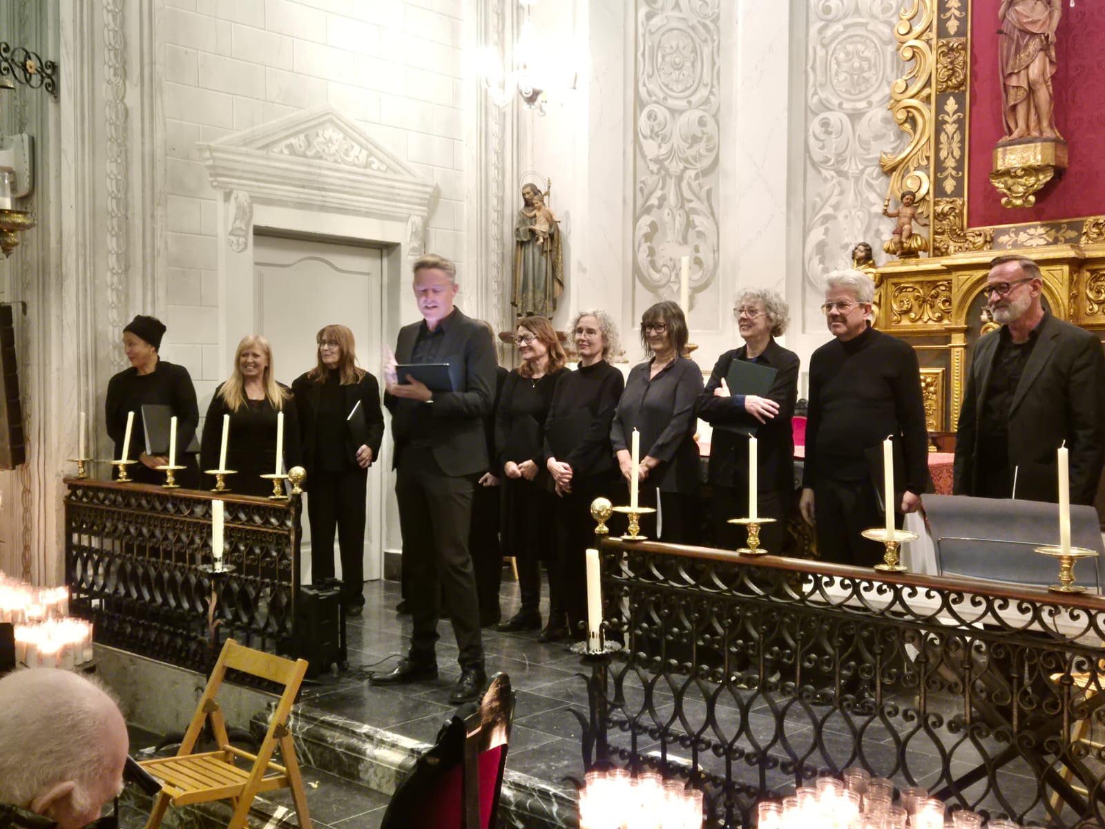 Cantaires de Camerata Sitges davant l’altar durant De Profundis ad Lucem